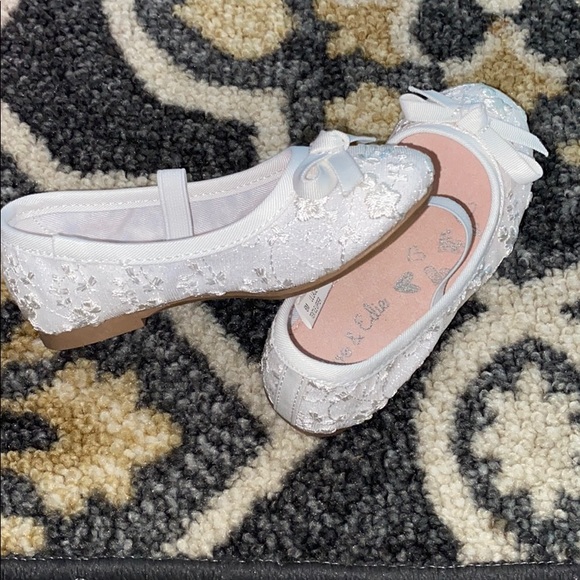 NWOT Olive and Edie white lace shoes size 8 - Picture 7 of 8